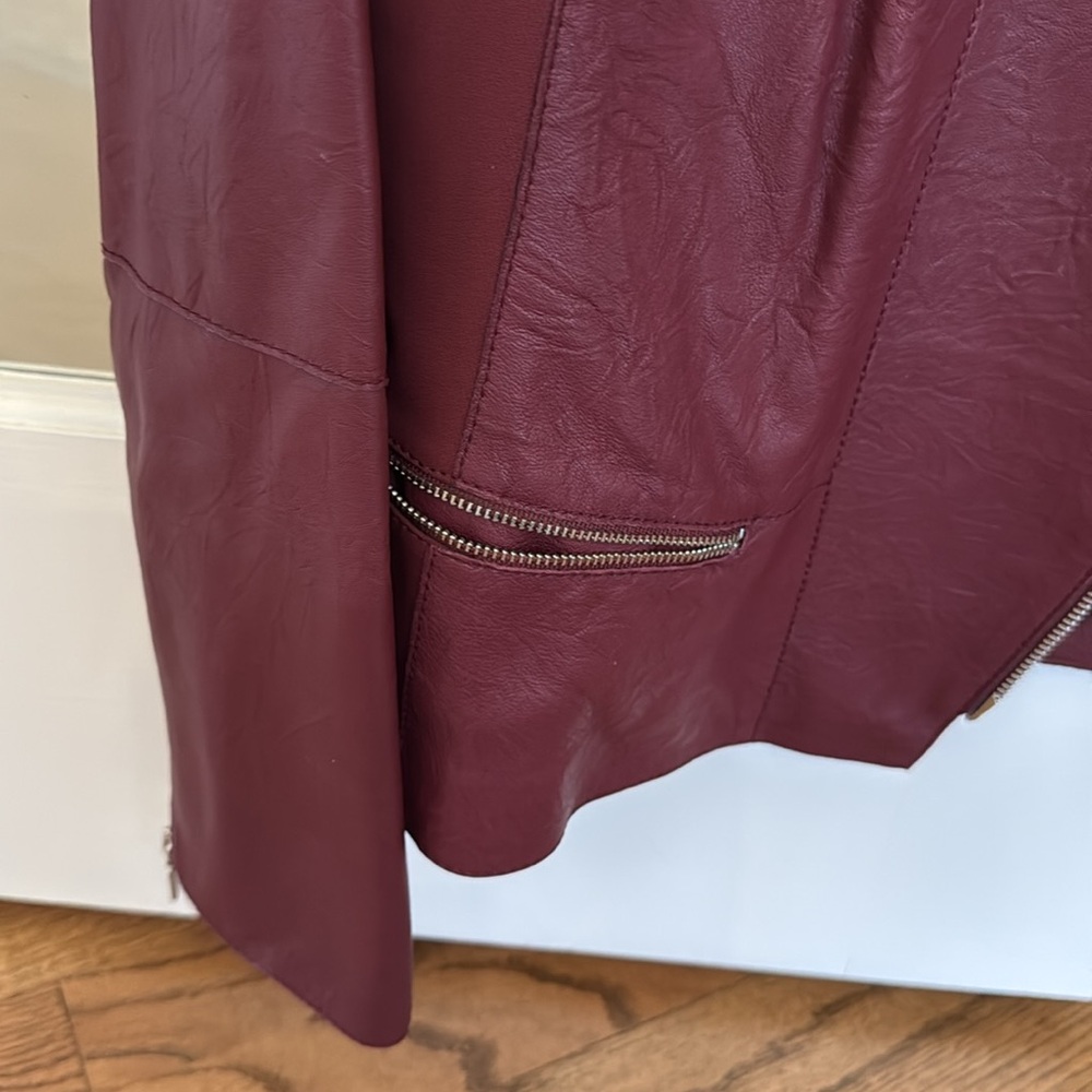 Ladies maroon collared zipper short leather jacket w/two pockets, sleeve zippers - Picture 4 of 11